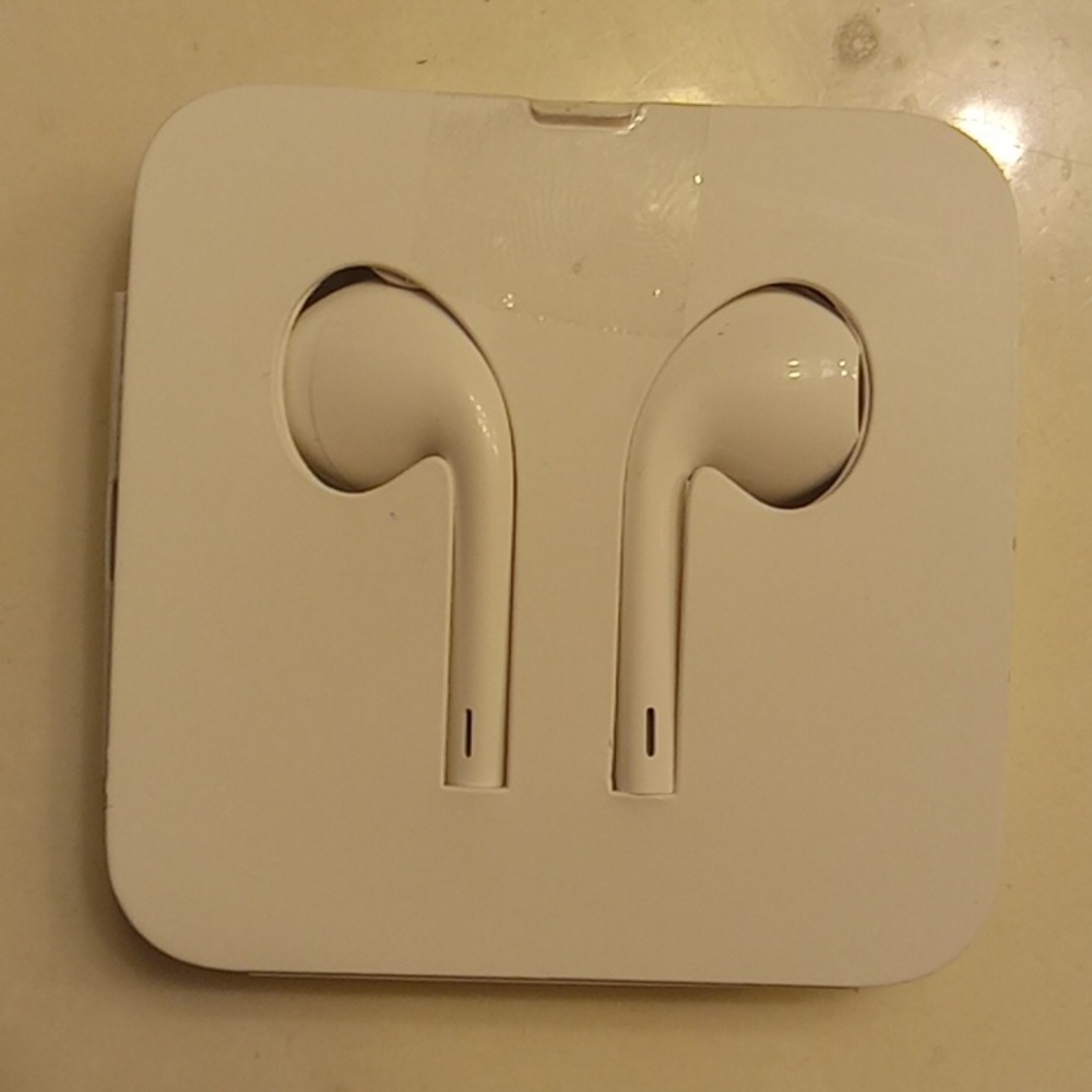 APPLE Stock earbude.NIB.white in original case!iPhone Only.